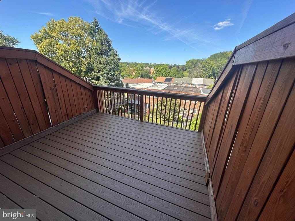 709 E Elm St - Photo 7 of 17