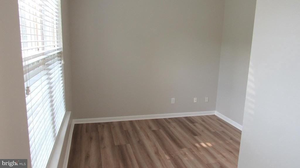 1045 Fallbrook Ln - Photo 4 of 37