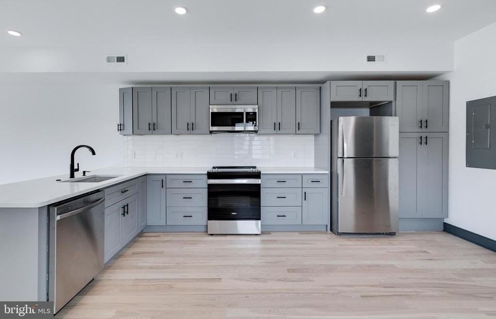 555 N Lawrence St - Photo 3 of 21