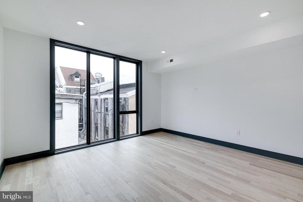 555 N Lawrence St - Photo 6 of 21