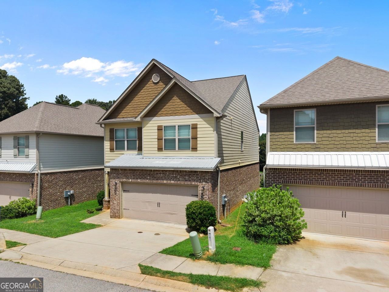 1240 Faye Ct - Photo 3 of 42