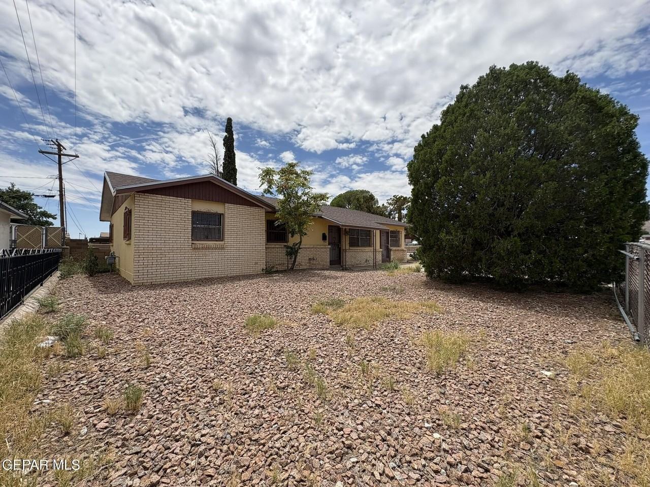 4900 Debeers Dr - Photo 3 of 26
