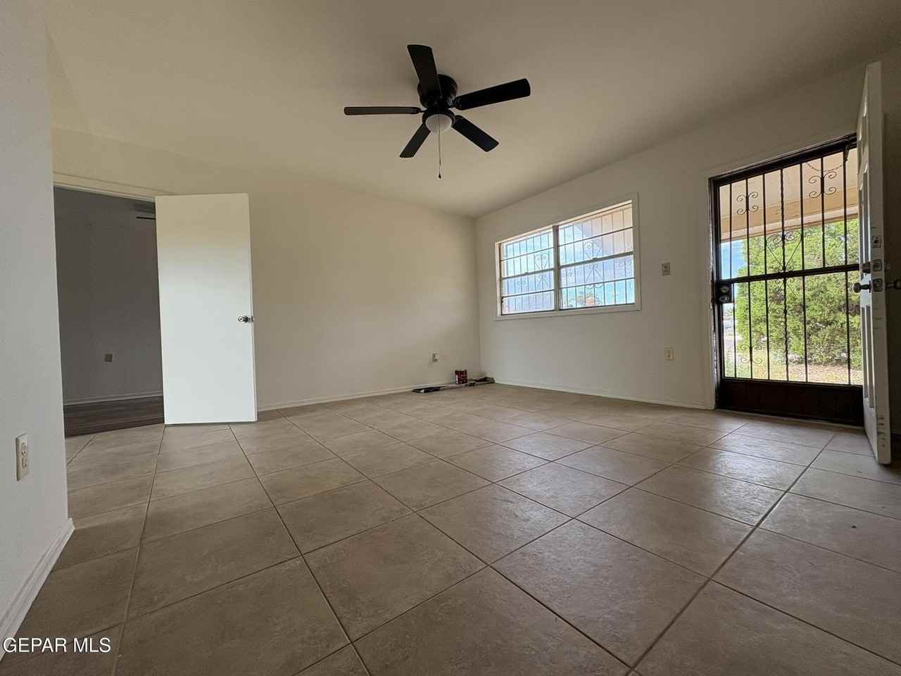 4900 Debeers Dr - Photo 4 of 26