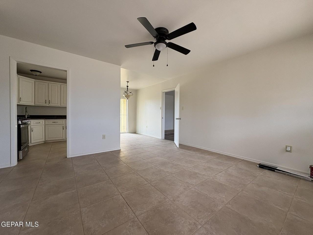 4900 Debeers Dr - Photo 5 of 26