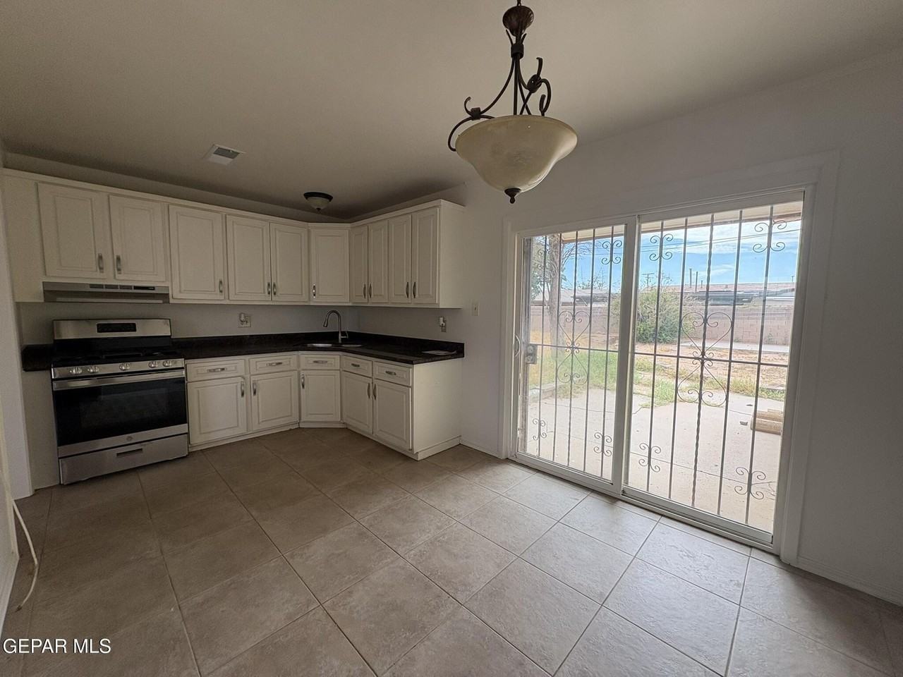 4900 Debeers Dr - Photo 6 of 26
