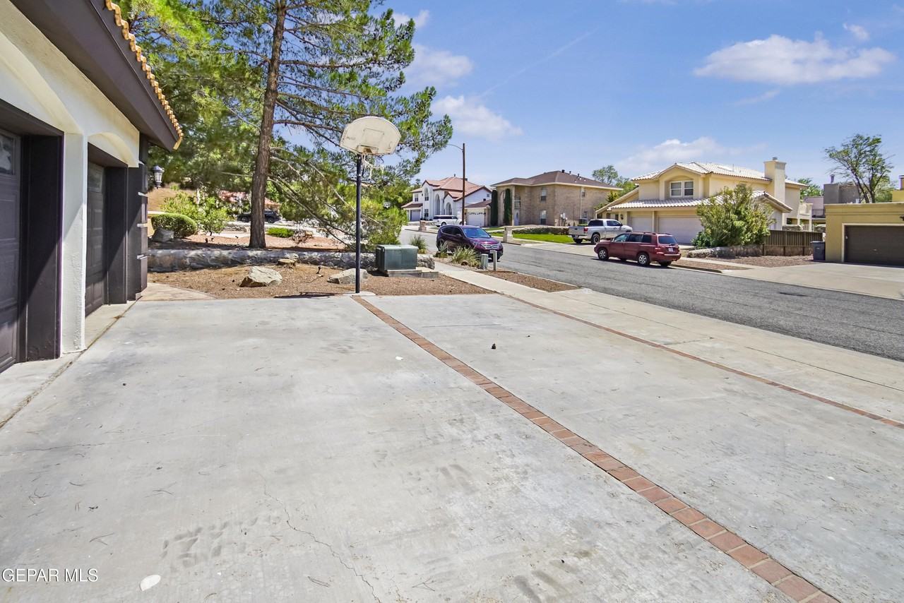 6529 Jim De Groat Dr - Photo 3 of 47