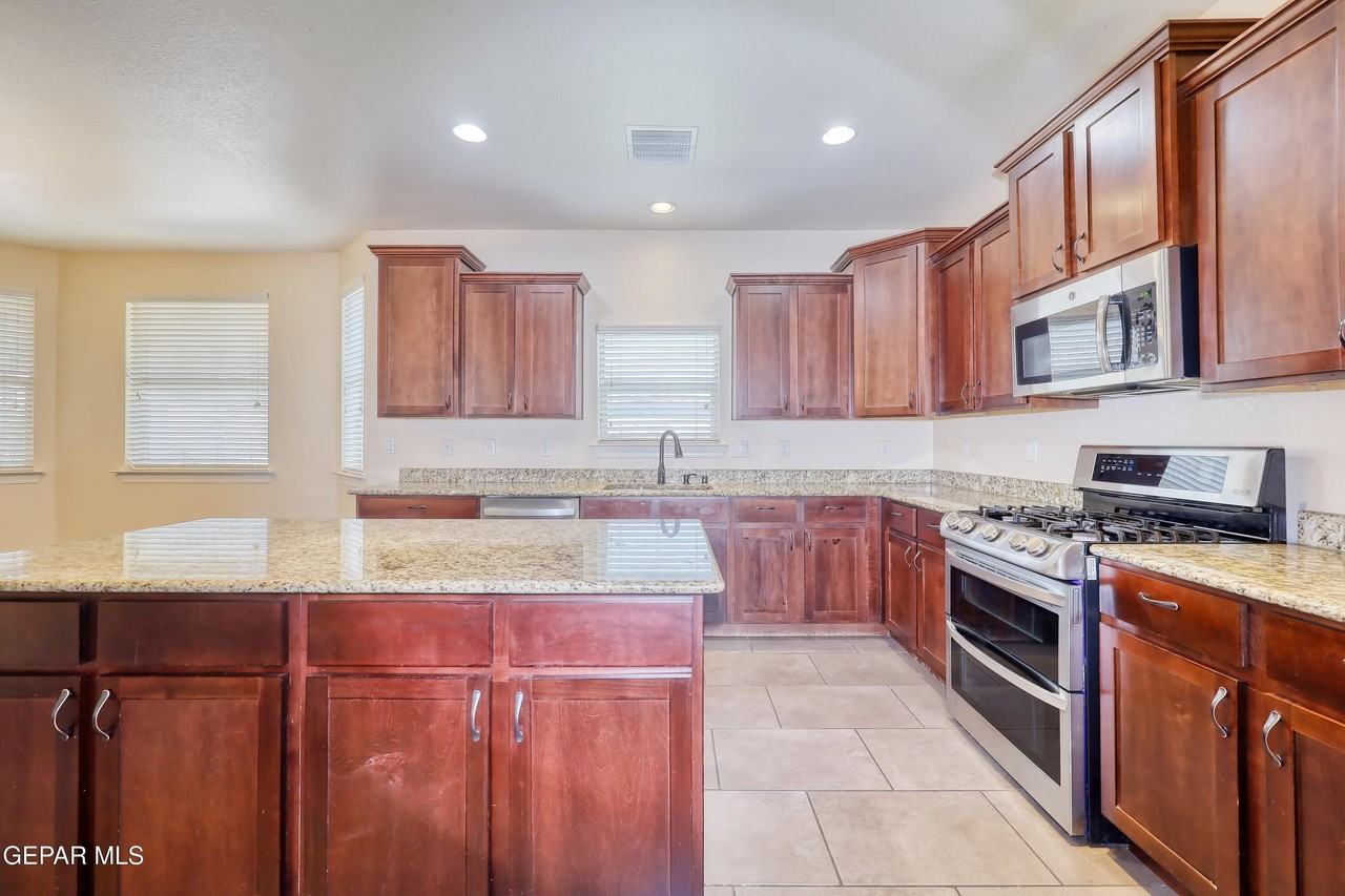 12108 Chapel Hill Rd - Photo 4 of 50
