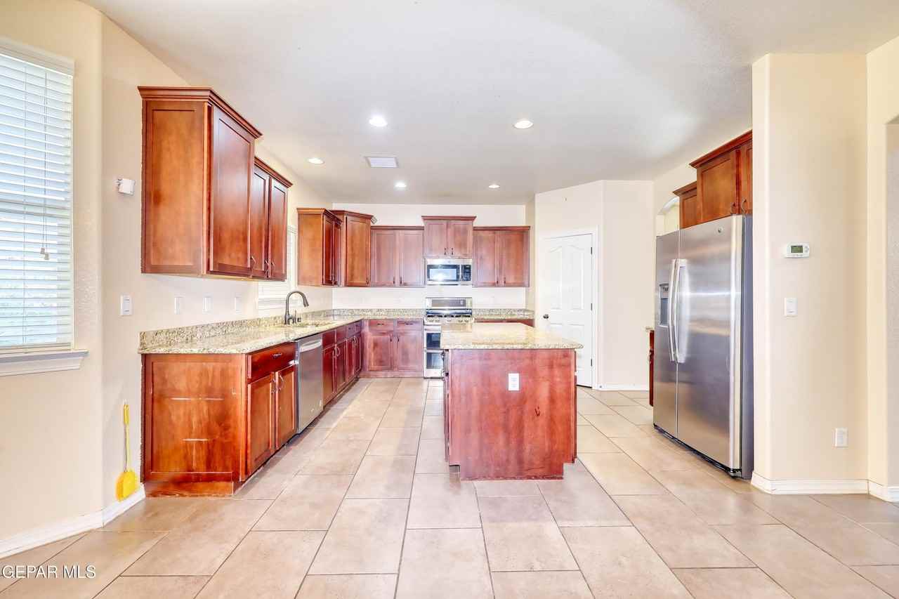 12108 Chapel Hill Rd - Photo 6 of 50