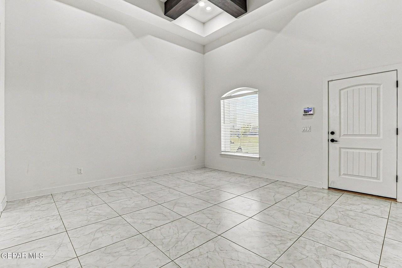 7420 N Valley Ln - Photo 2 of 42