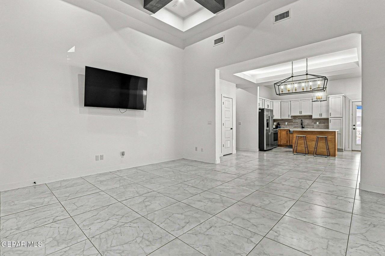 7420 N Valley Ln - Photo 5 of 42