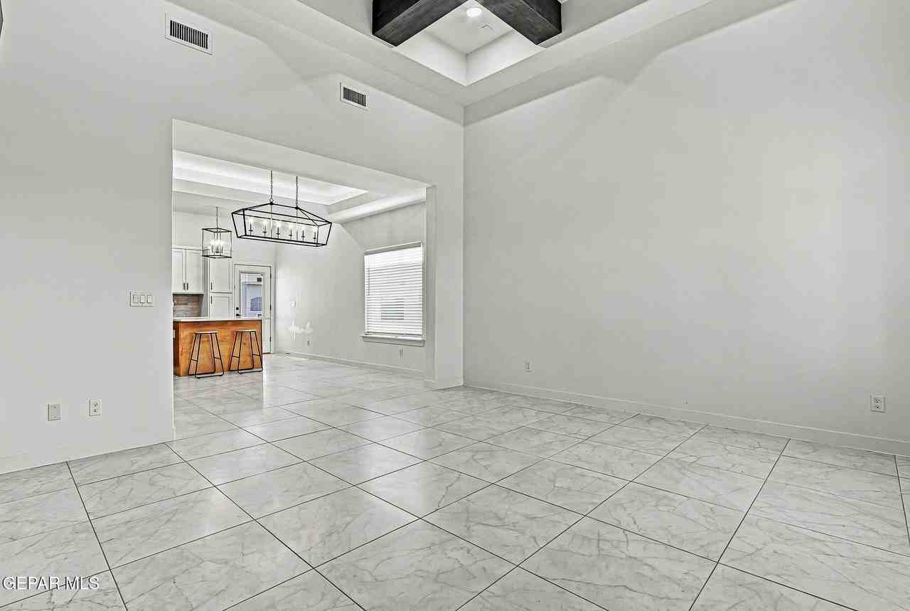 7420 N Valley Ln - Photo 7 of 42