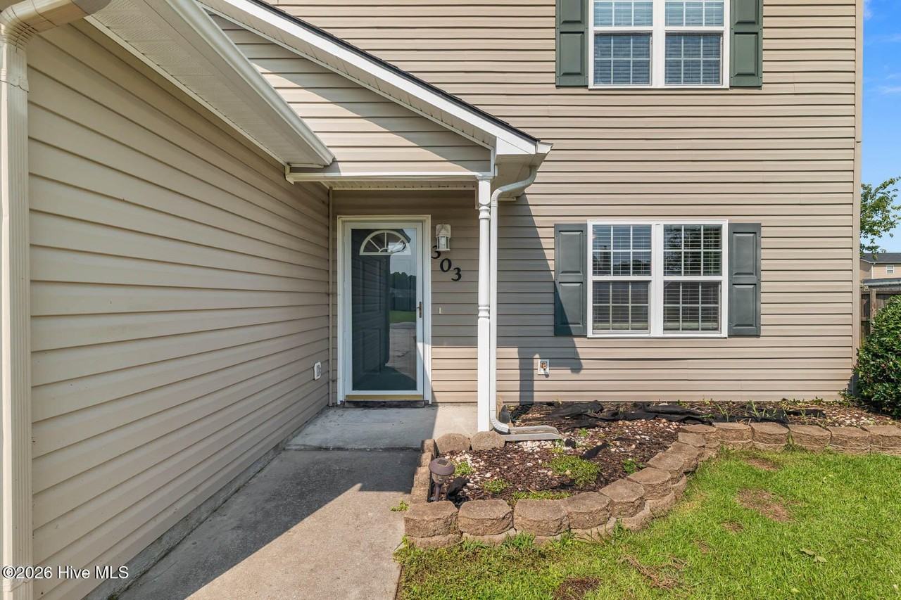 303 Mann St - Photo 5 of 47