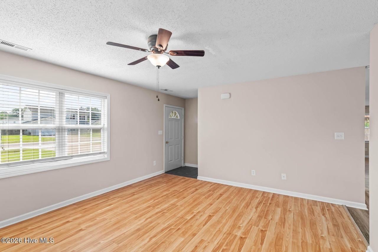 303 Mann St - Photo 6 of 47