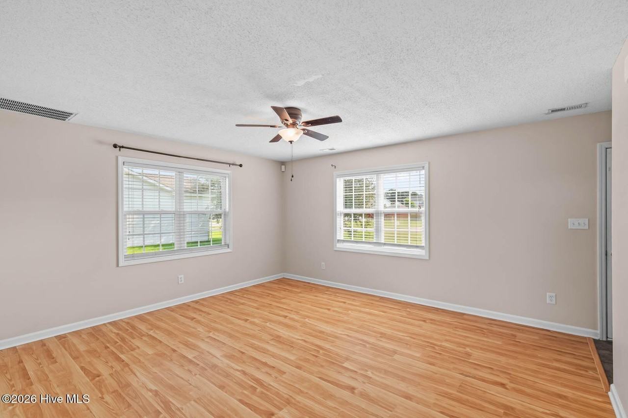 303 Mann St - Photo 7 of 47