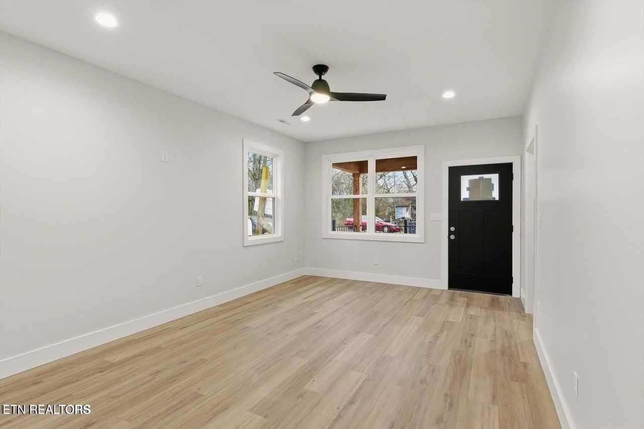 818 W Anderson Ave - Photo 2 of 12