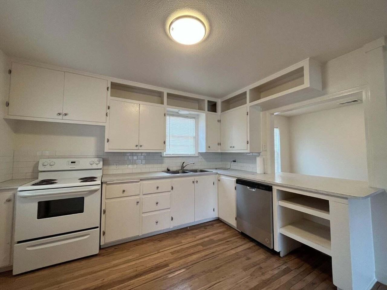 2608 42nd St - Photo 3 of 11