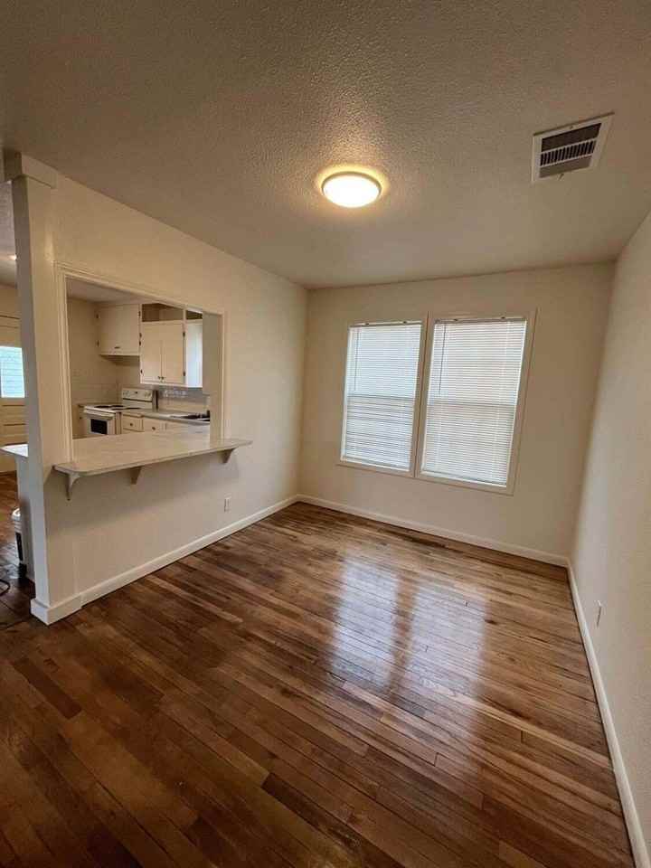 2608 42nd St - Photo 5 of 11
