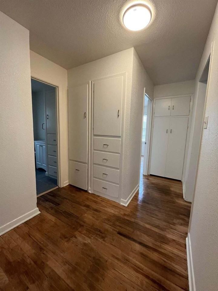 2608 42nd St - Photo 7 of 11