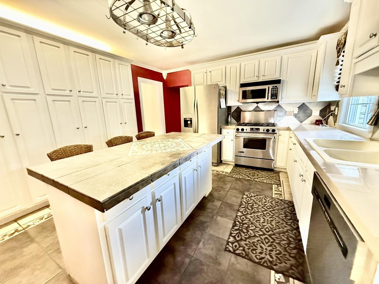 113 College St - Photo 3 of 34
