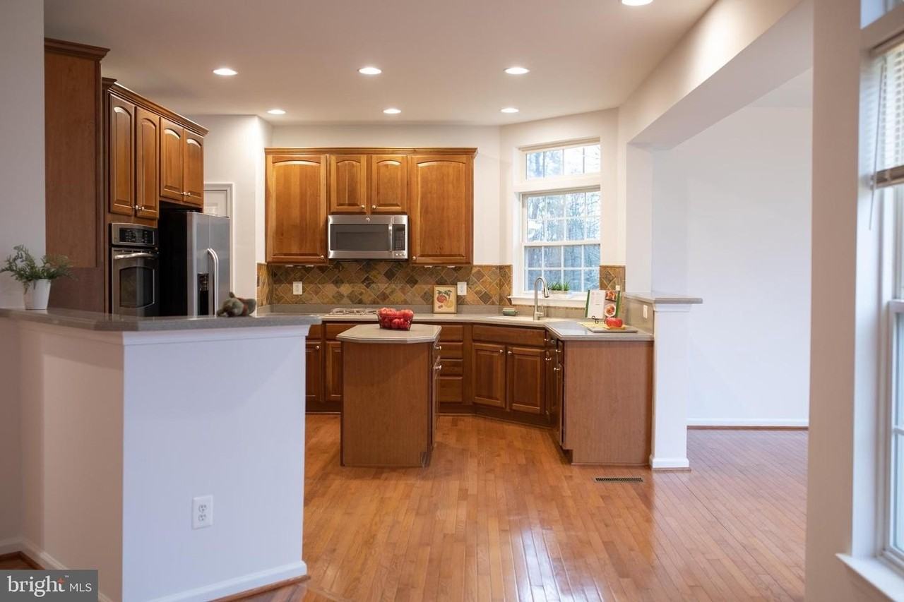 18061 Camdenhurst Dr - Photo 2 of 32