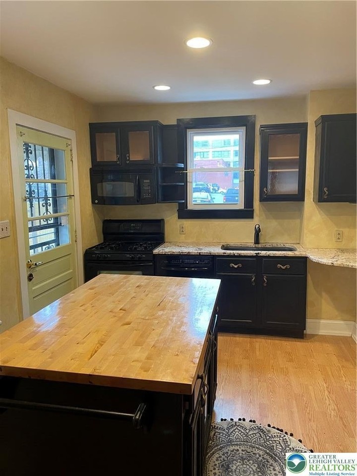 617 School St - Photo 2 of 8