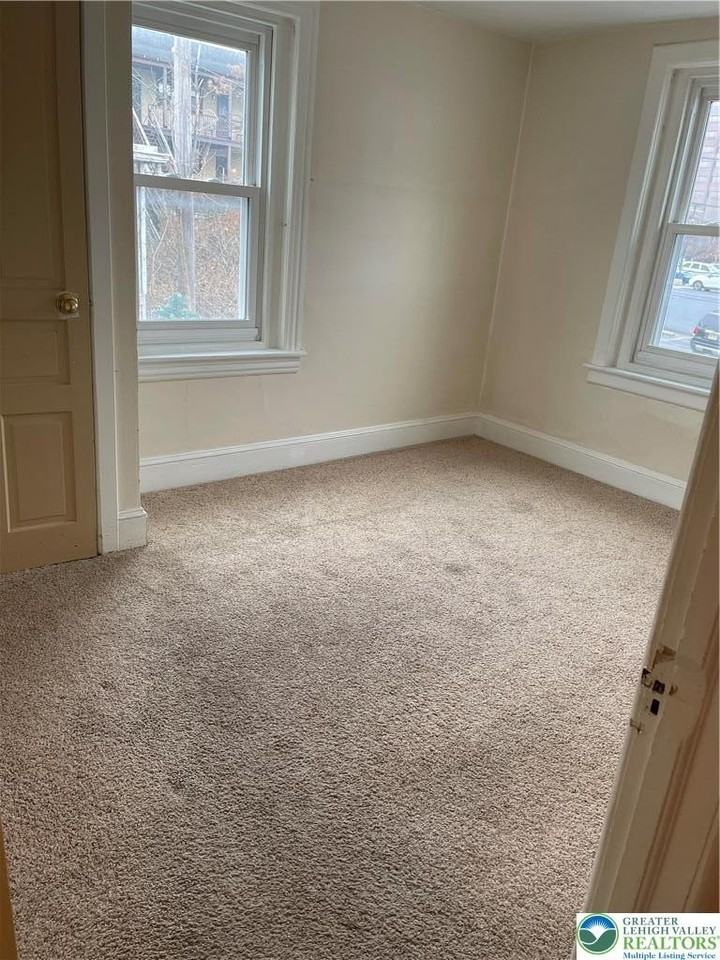 617 School St - Photo 6 of 8