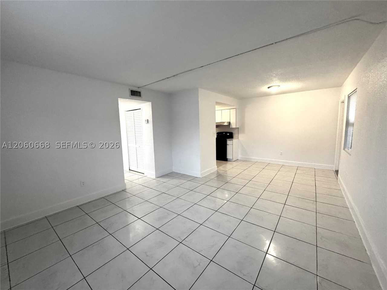 1530 Ne 136th St #10 - Photo 4 of 8