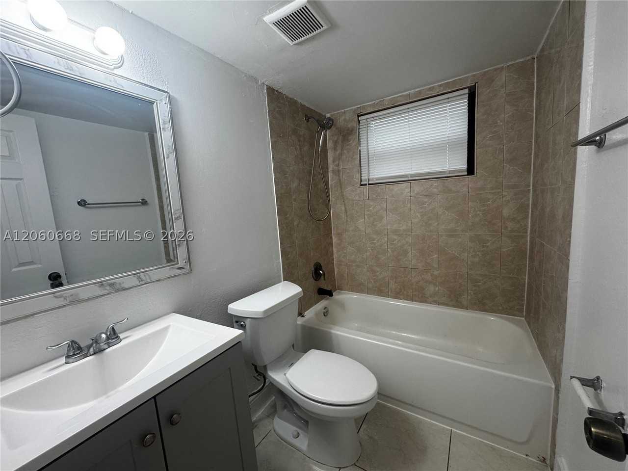 1530 Ne 136th St #10 - Photo 5 of 8