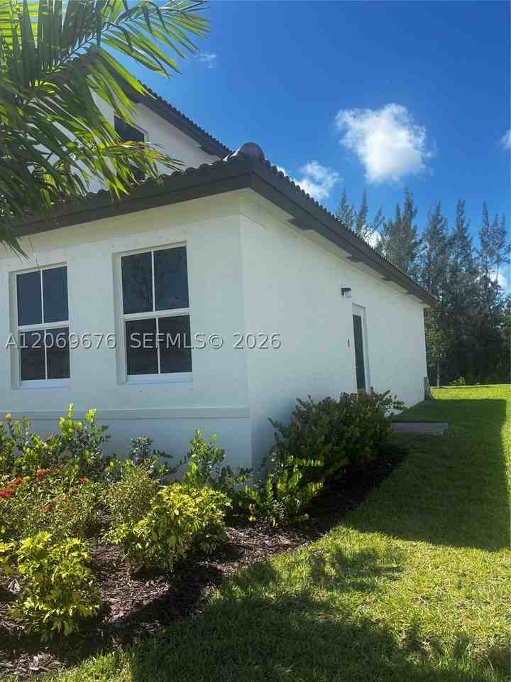 2342 Se 30th St - Photo 3 of 14
