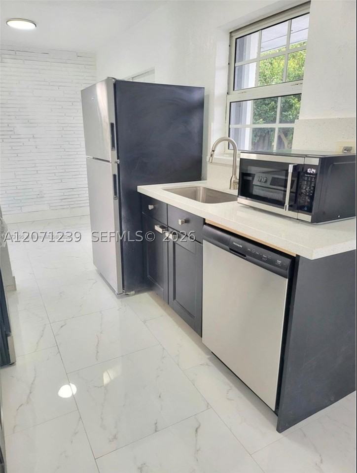 7031 Taylor St - Photo 6 of 17