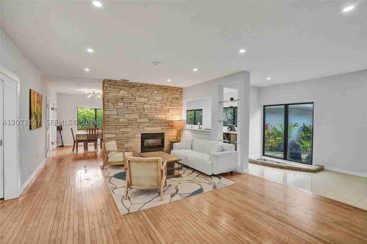 1064 Ne 97th St - Photo 3 of 31
