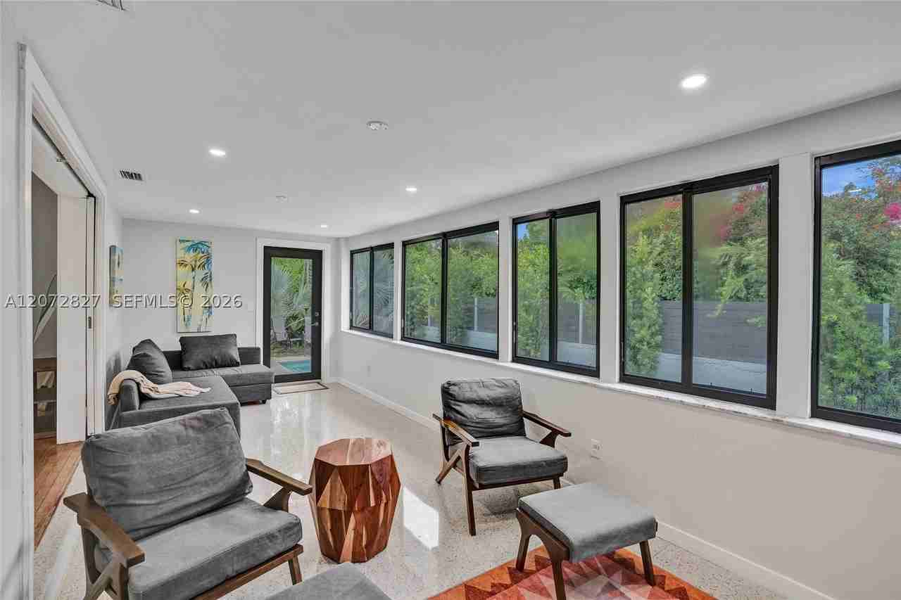 1064 Ne 97th St - Photo 5 of 31