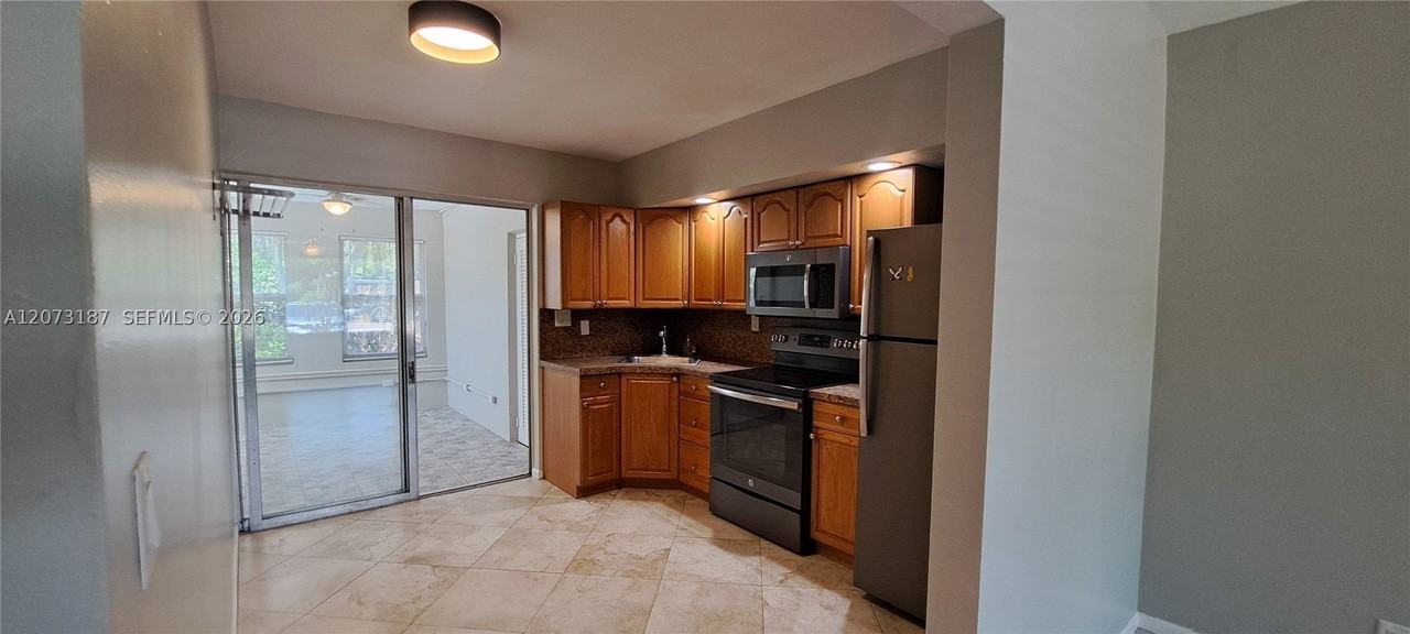 1644 Ne 33rd St #B - Photo 5 of 24