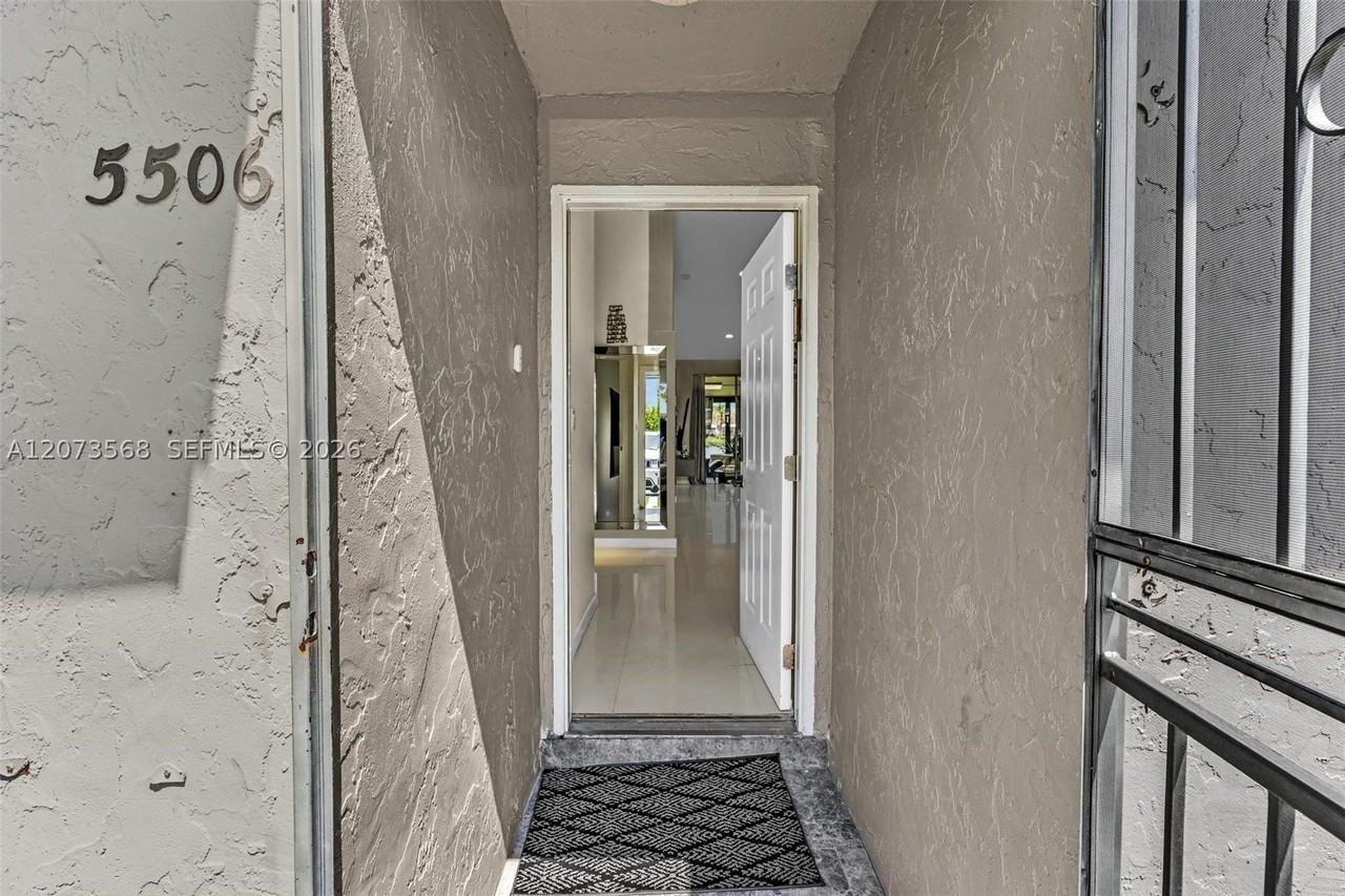5506 Sw 28th Ter - Photo 4 of 22