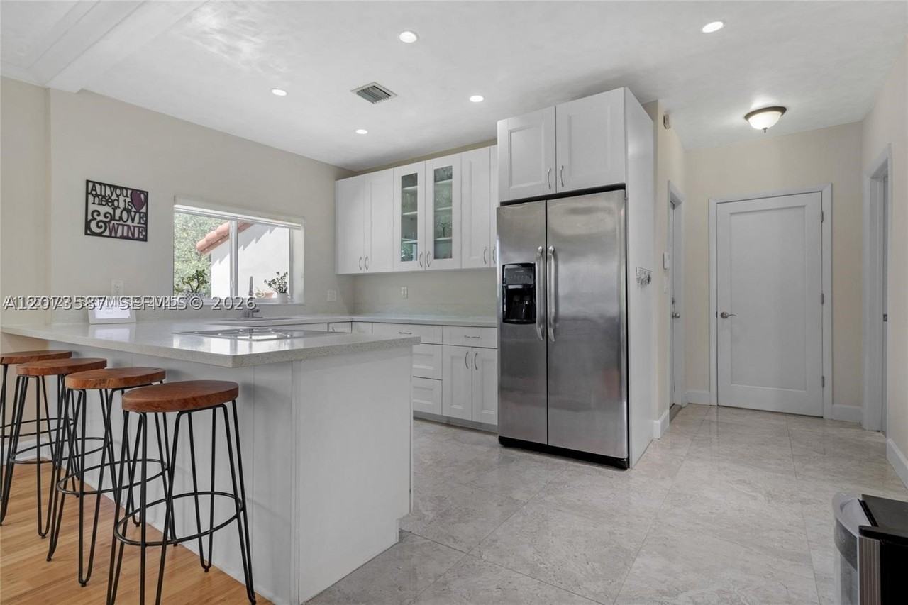 535 Sw 39th Ave - Photo 4 of 40