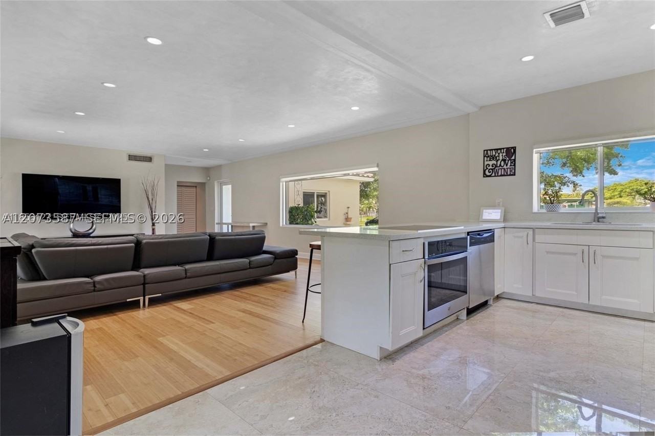 535 Sw 39th Ave - Photo 5 of 40