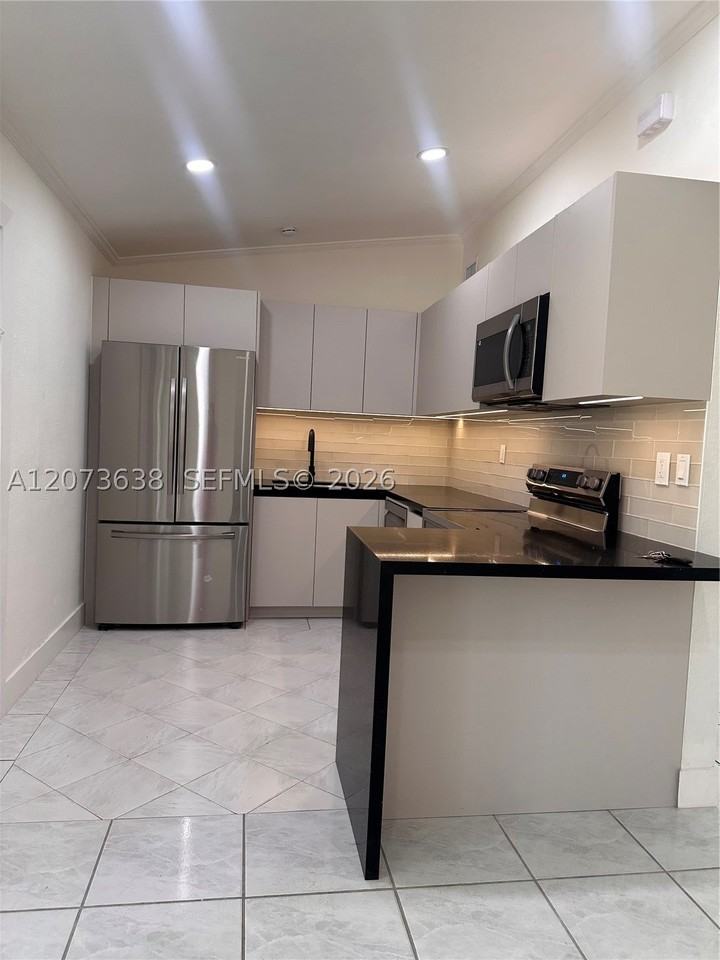 17521 Ne 4th Ave - Photo 3 of 9