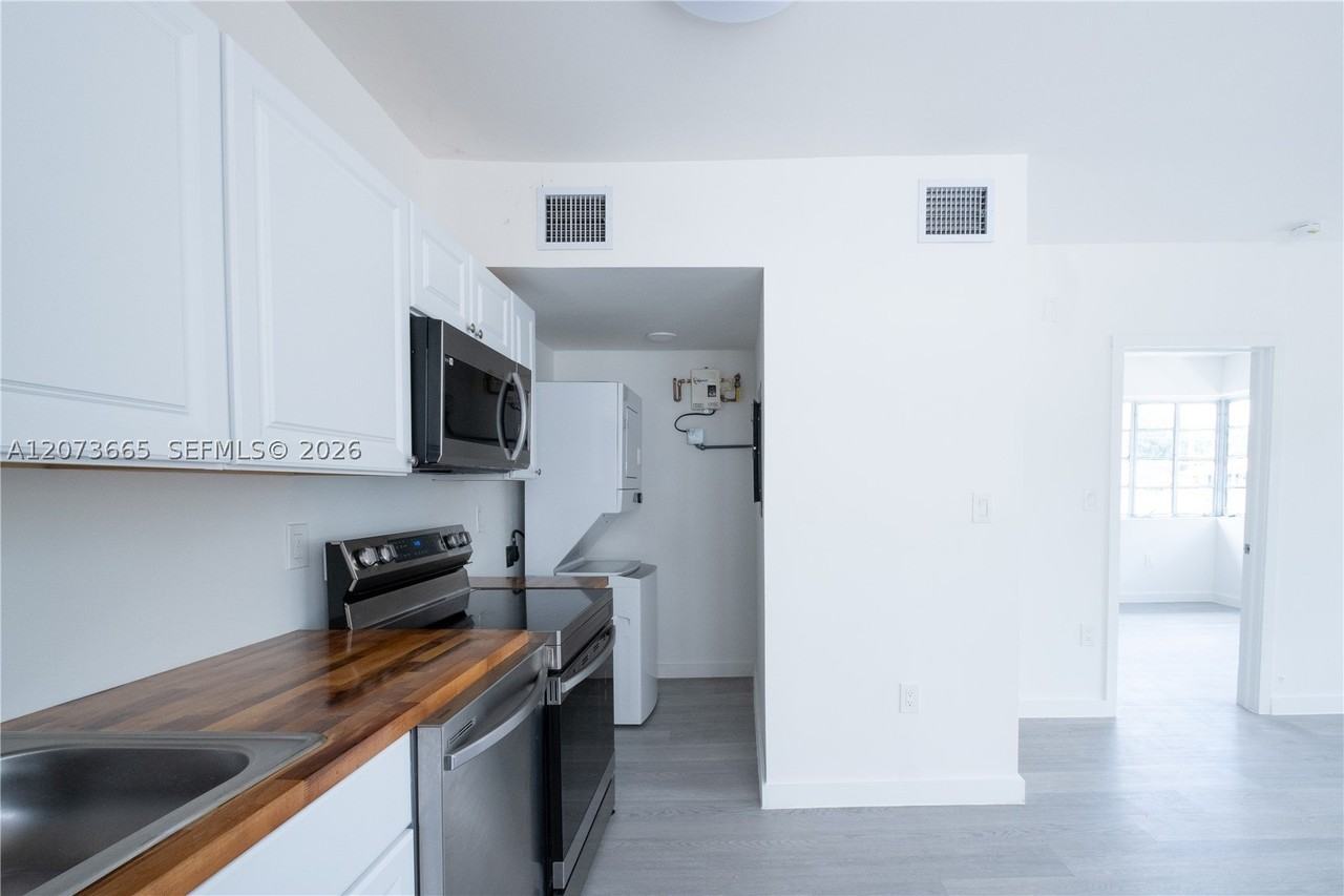 423 Ne 71st St #4 - Photo 3 of 18