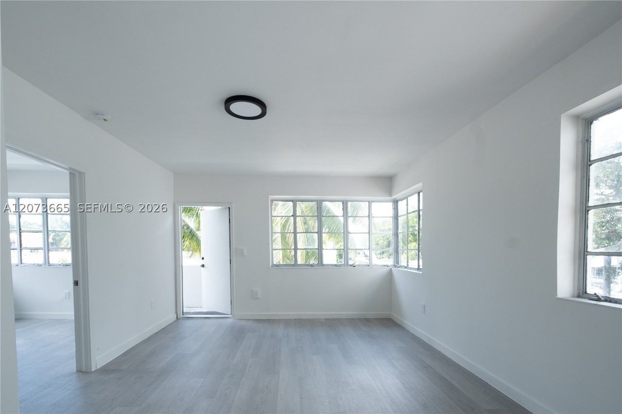 423 Ne 71st St #4 - Photo 4 of 18
