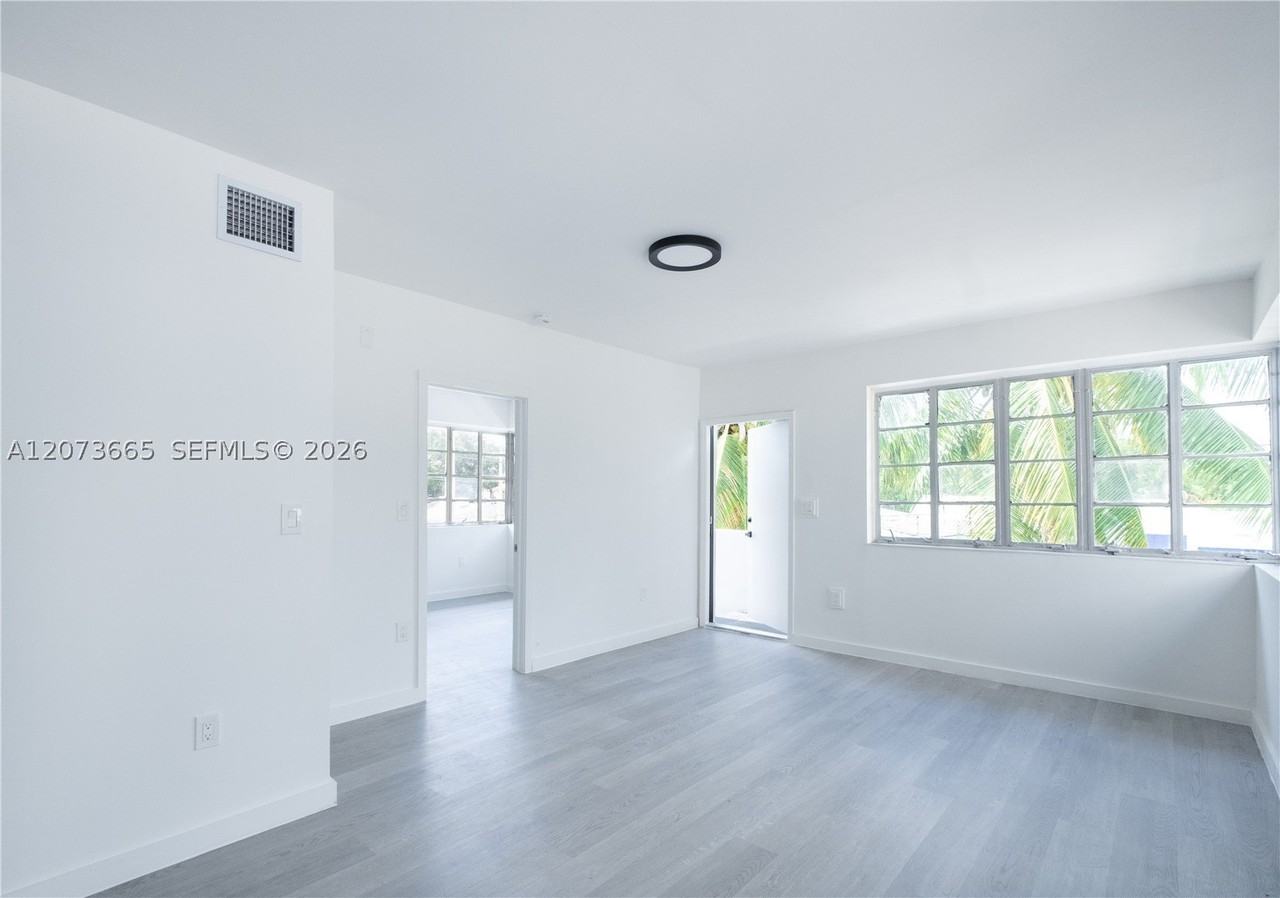 423 Ne 71st St #4 - Photo 5 of 18