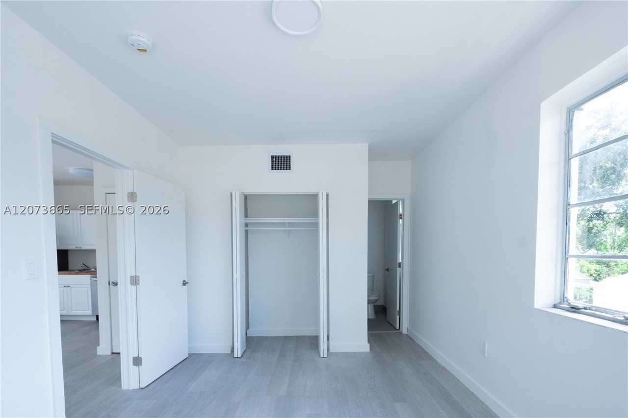 423 Ne 71st St #4 - Photo 6 of 18