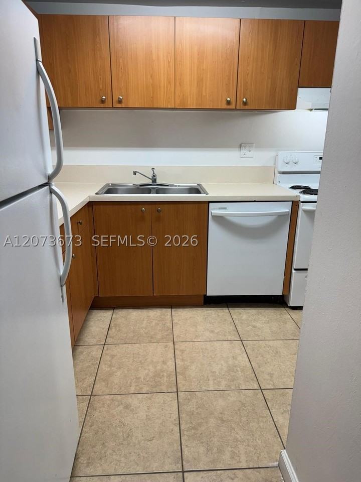 411 Executive Center Dr #203 - Photo 3 of 31