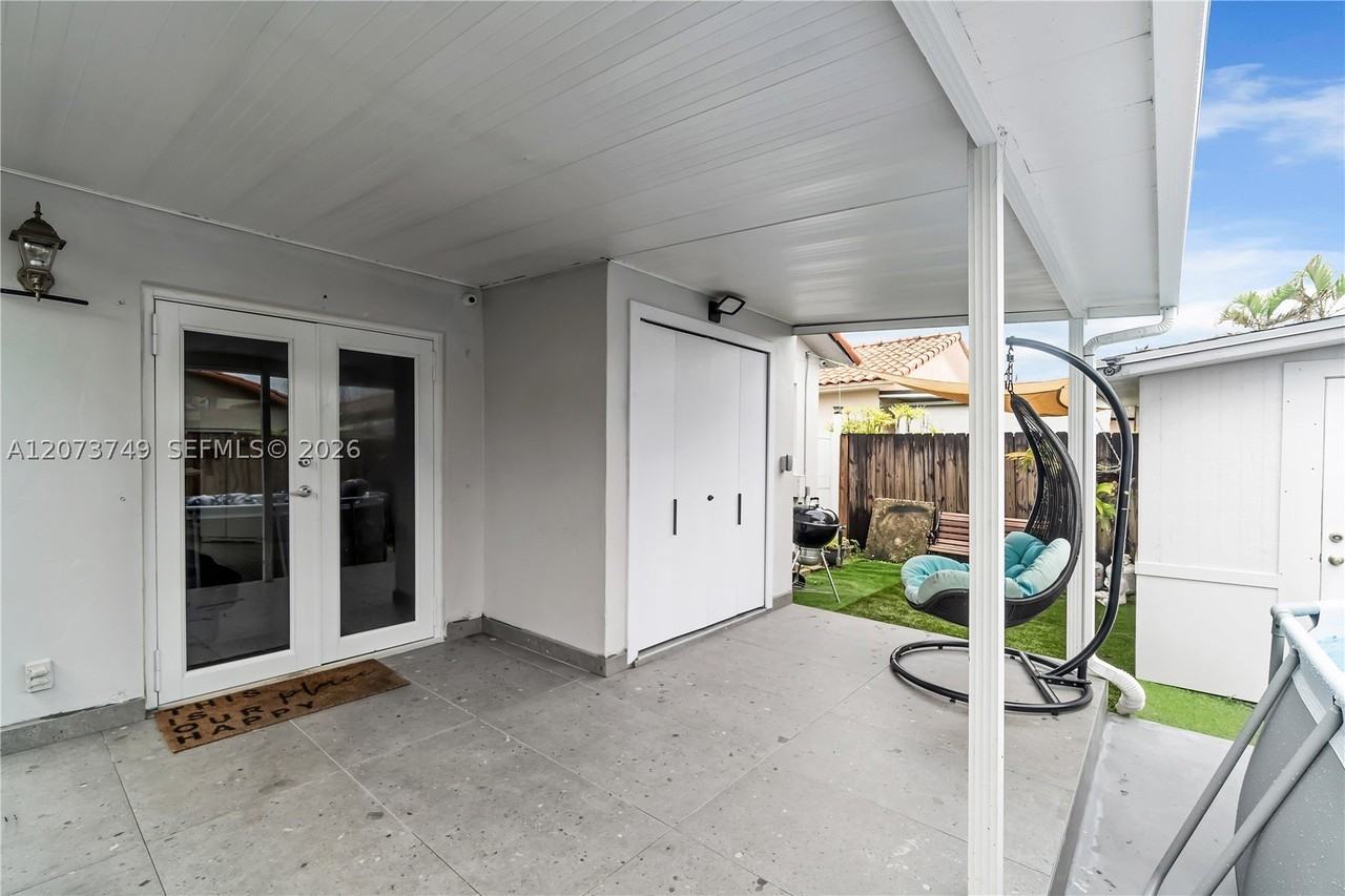 980 W 43rd Pl - Photo 3 of 19