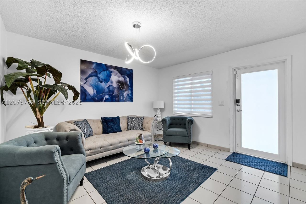 980 W 43rd Pl - Photo 5 of 19