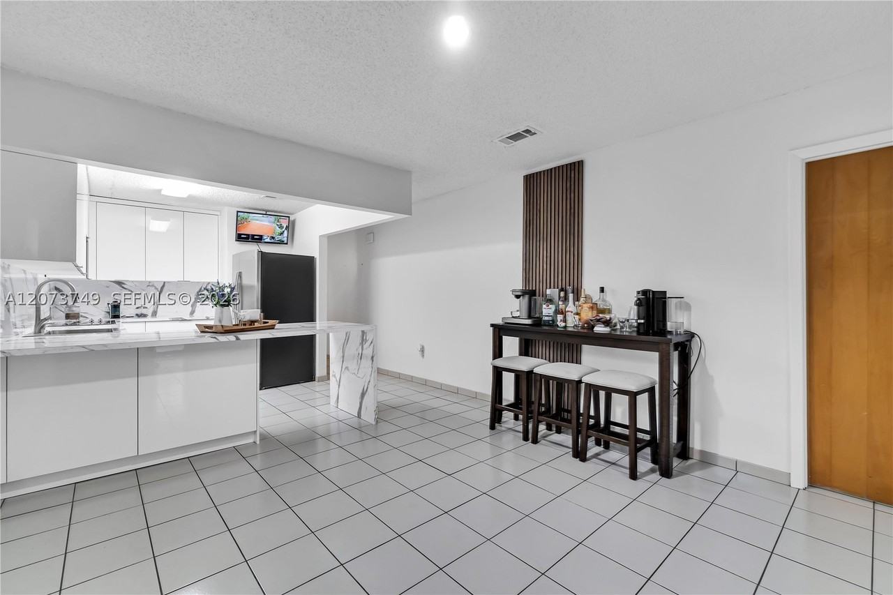 980 W 43rd Pl - Photo 6 of 19