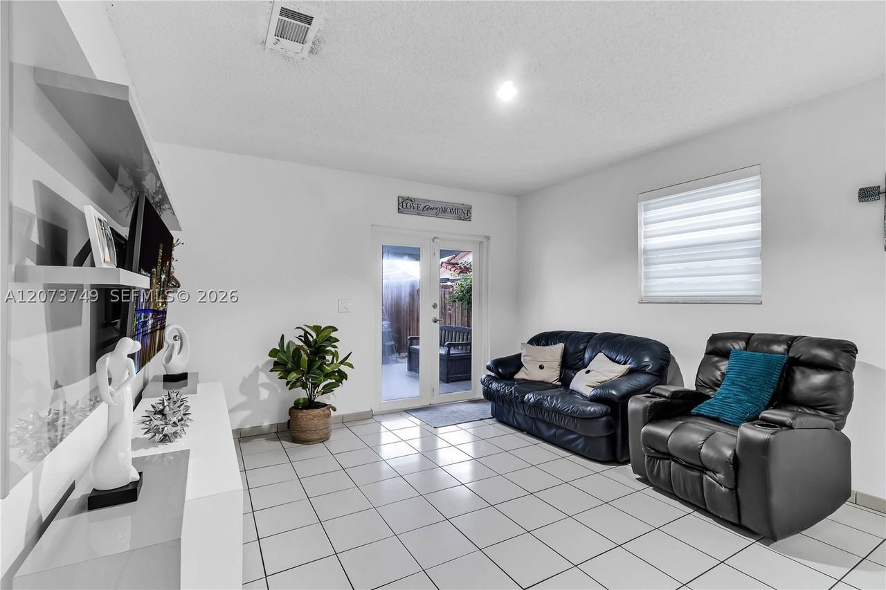 980 W 43rd Pl - Photo 7 of 19