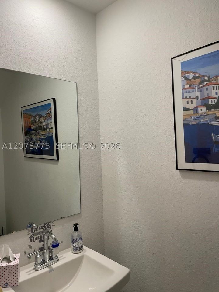 556 Ne 5th St #1 - Photo 2 of 21
