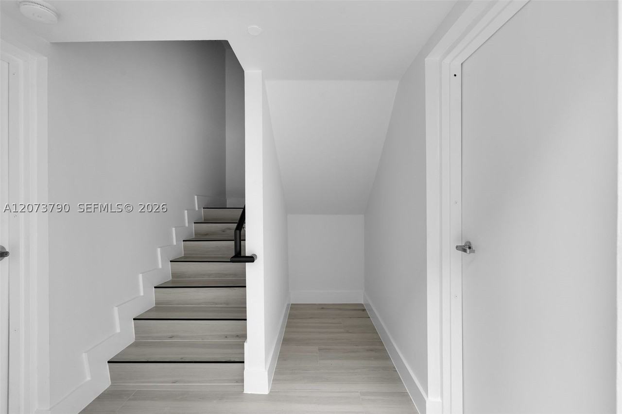 601 Ne 23rd St #TH4 - Photo 4 of 35