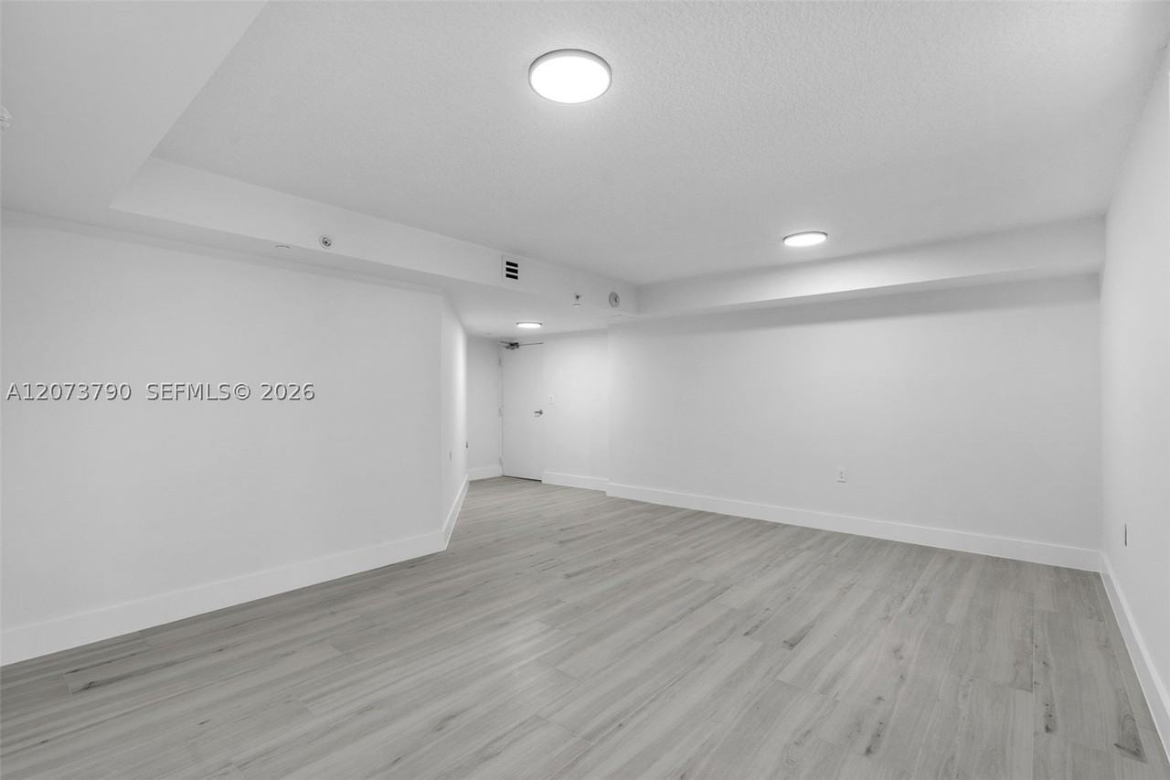 601 Ne 23rd St #TH4 - Photo 5 of 35