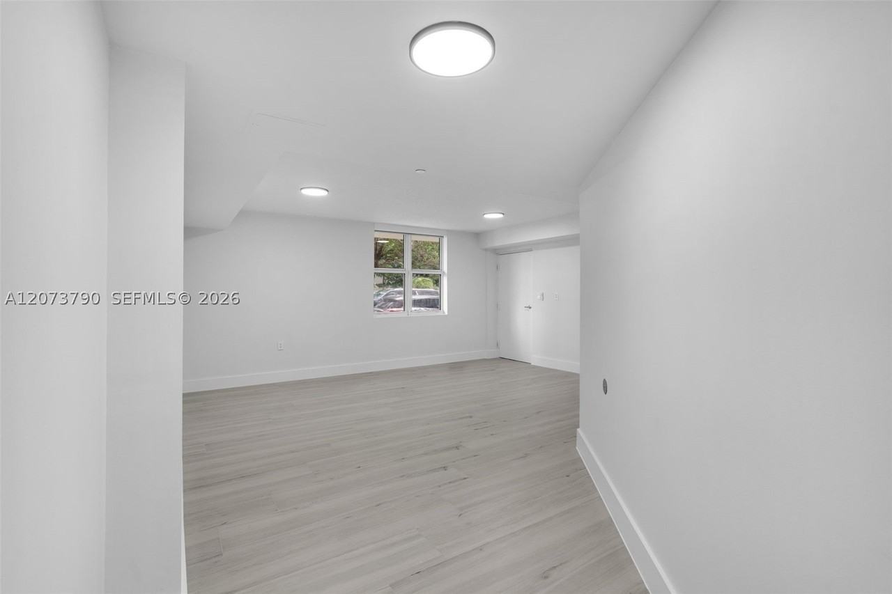 601 Ne 23rd St #TH4 - Photo 6 of 35